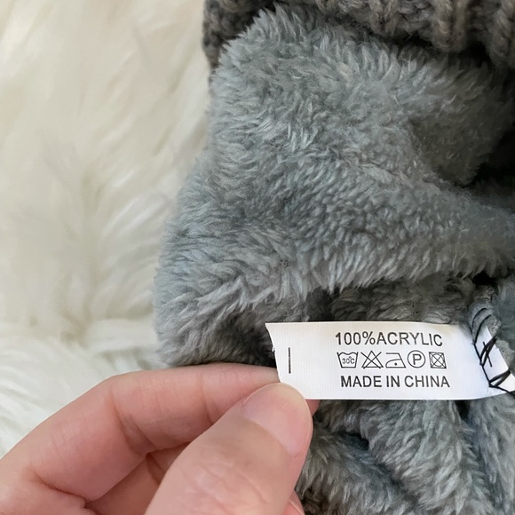 2 piece winter set, gloves and beanie - Picture 11 of 11